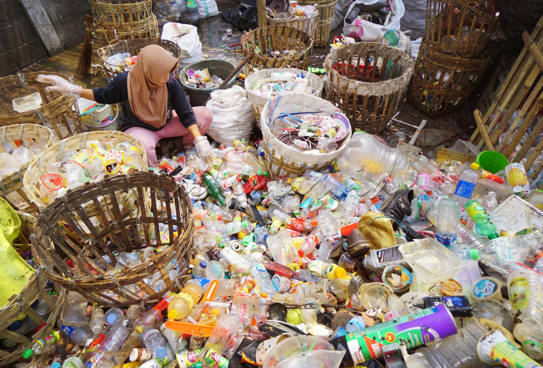 Memilah milah sampah plastik untuk di daur ulang, agar tidak merusak lingkungan di desa Temas kota Batu