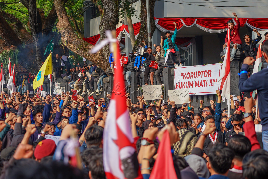 Gelombang demontrasi yang dilakukan mahasiswa di depan gedung DPRD Kota Malang adalah sebagai bentuk perlawanan terhadap koruptor, mereka menuntut agar koruptor dihukum mati.<br />
Berbagai aliansi mahasiswa bergantian menyuarakan aspirasinya agar didengar oleh wakil rakyat