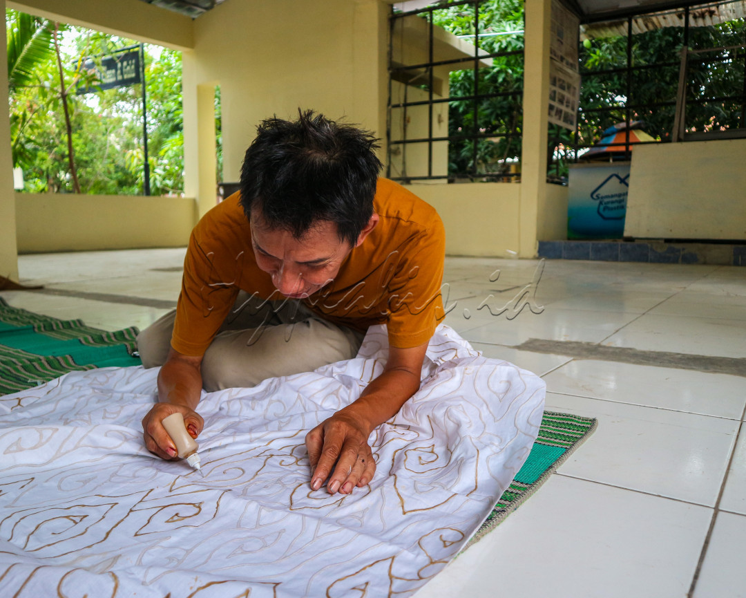 Di daerah Cirebon, lahirlah sebuah batik yang diberi nama Proklim Lestari.&nbsp;