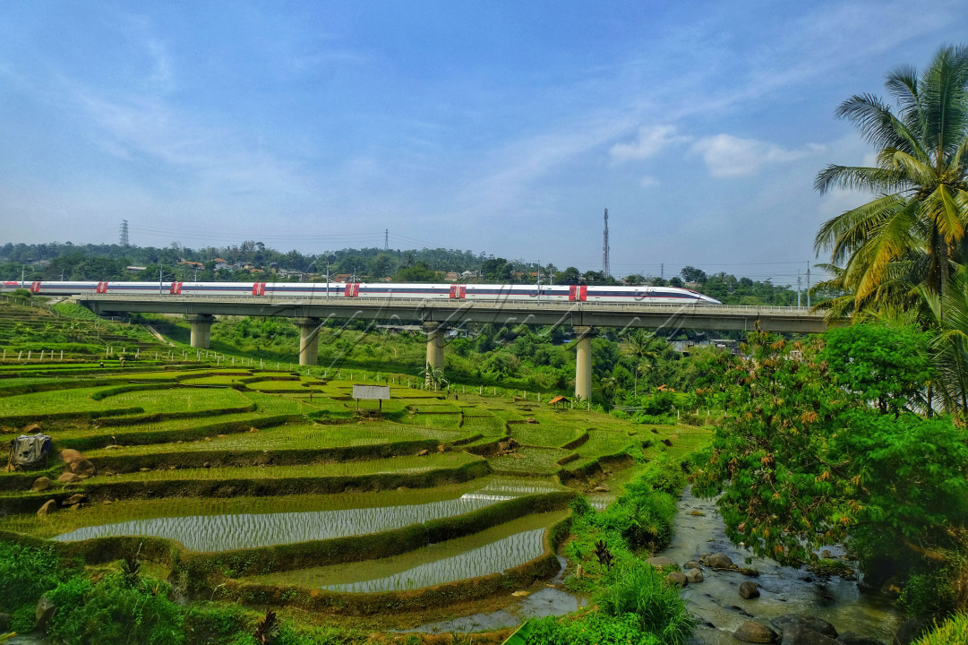 Memiliki transportasi yang cepat, aman, nyaman, serta berteknologi ramah lingkungan adalah impian Indonesia sejak lama. Kini telah hadir sebuah solusi yang mampu menjawab kebutuhan tersebut dengan kehadiran sebuah moda kereta cepat bernama Whoosh. Sebuah proyek futuristik yang diharapkan akan memajukan perekonomian serta membantu aktifitas masyarakat dalam kehidupan sehari-hari. Dengan berbagai fasilitas yang dimiliki, Whoosh memberikan harapan baru bagi dunia perkeretaapian Indonesia.