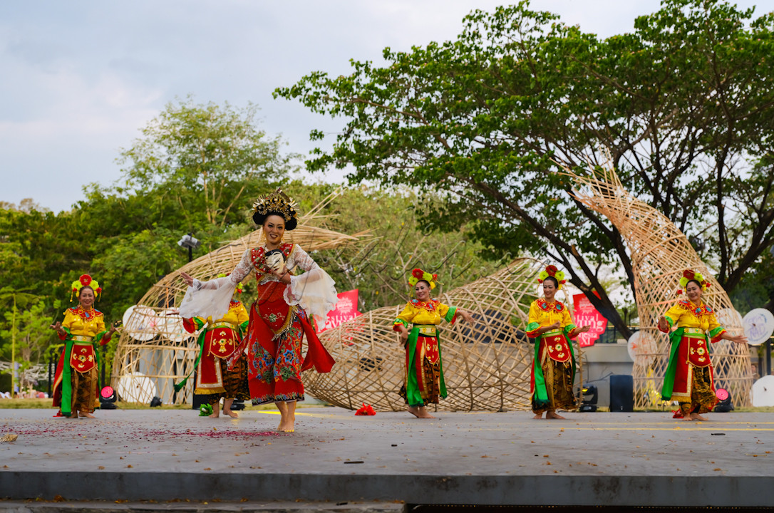 Festival Payung Indonesia atau Fespin 2024 memperkenalkan kembali kekayaan payung Nusantara. Melibatkan 94 kelompok seni dari berbagau daerah di Indonesia. Payung sebagai pusaka budaya bisa terus tumbuh dan berkembang dengan cara-cara yang lebih inovatif.