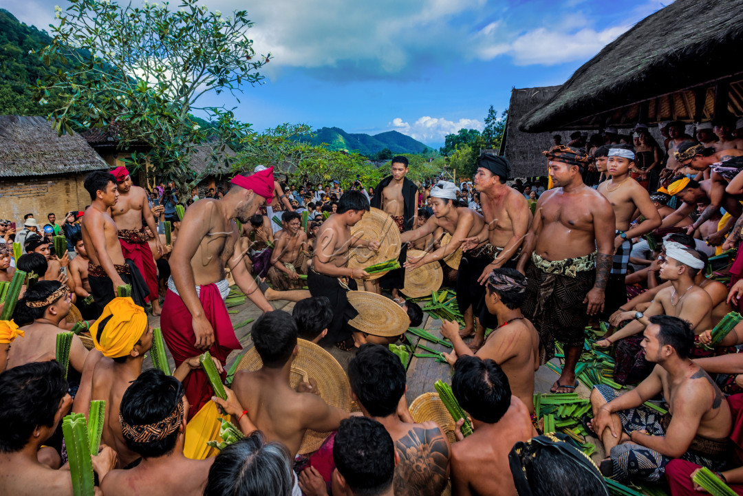 Perang Pandang adalah tradisi unik dari Desa Tenganan Pegringsingan di Bali, di mana pria desa bertarung menggunakan duri pandan dan tameng tradisional. Tradisi ini tidak hanya menjadi simbol warisan budaya yang kaya, tetapi juga menarik minat wisatawan domestik dan mancanegara. Dengan menyaksikan Perang Pandang, pengunjung dapat merasakan langsung keunikan budaya Bali yang autentik, sehingga berkontribusi pada pembangunan ekonomi lokal melalui sektor pariwisata.