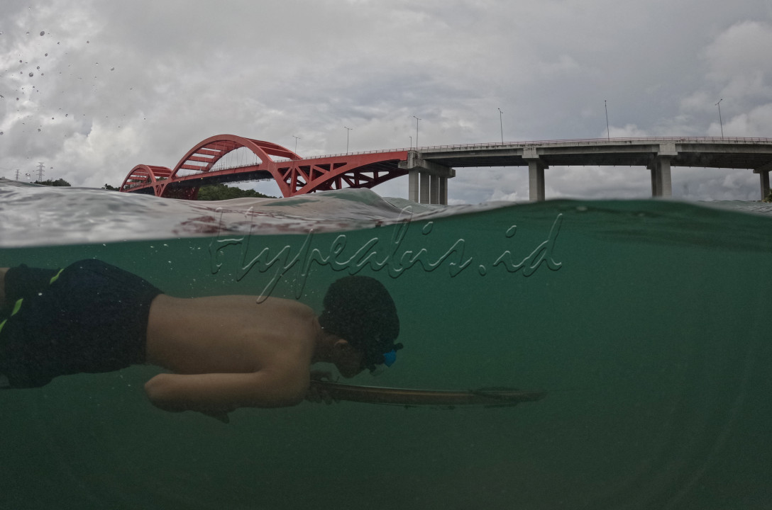 Tampak jembatan Youtefa atau Jembatan Merah yang menghubungan Kota Jayapura dengan Distrik Muara Tami dan Kabupaten Keerom serta Pos Lintas Batas Negara RI-PNG. Kehadiran jembatan ini sangat berdampak terhadap seluruh aspek kehidupan masyarakat setempat seperti pertumbuhan ekonomi