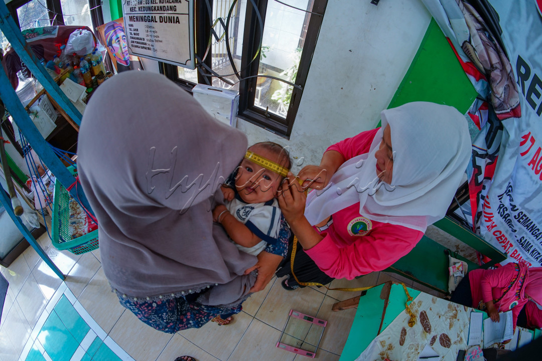 Meningkatkan jumlah stunting di Indonesia tentu menjadi PR bagi kita semua, mulai dari peran orang tua, peran pemerintah hingga peran tenaga kesehatan. Salah satu yang menjadi pahlawan stunting adalah mereka ibu-ibu yang mengorbankan waktunya untuk mengabdi agar penurunan angka stunting semakin menurun, terjun langsung ke lapangan mereka lakukan hingga pelosok daerah