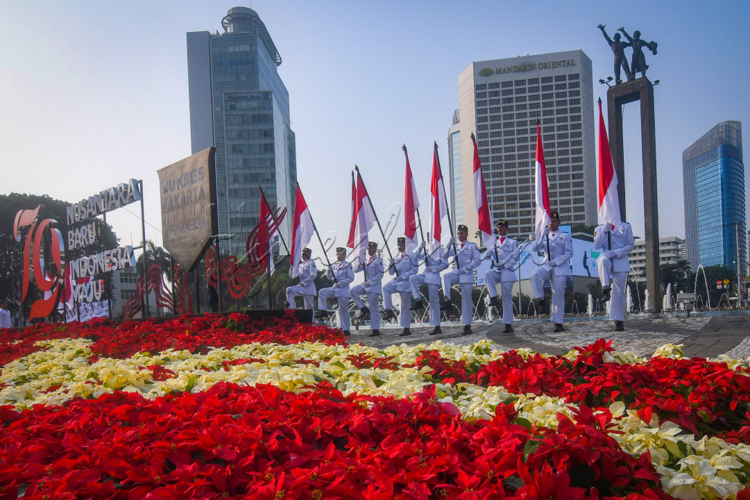 Sejumlah pasukan pengibar bendera (Paskibra) berbaris membawa bendera Merah Putih saat hari bebas kendaraan bermotor (HBKB) di Bundaran Hotel Indonesia (HI), Jakarta, Minggu (11/8/2024). Pengibaran bendera tersebut dilakukan selama Agustus sebagai bagian dari program Bulan Kebangsaan untuk menyambut HUT ke-79 Kemerdekaan Republik indonesia sekaligus meningkatkan kecintaan masyarakat terhadap Tanah Air.&nbsp;