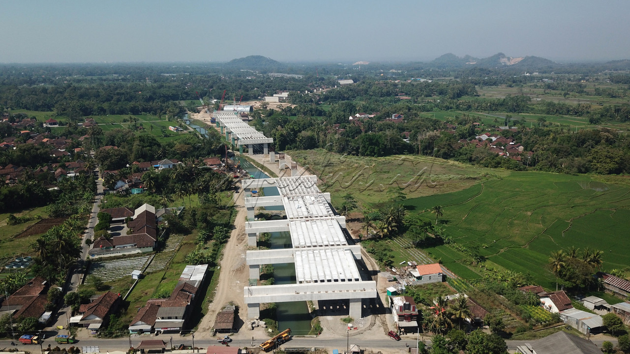 Pengerjaan proyek Jalan Tol Yogyakarta - Bawen Seksi 1 di &nbsp;Kecamatan Tempel, Sleman, DI Yogyakarta, Jumat (19/7/2024). Jalan Tol Yogyakarta - Bawen sepanjang 76,30 Km merupakan bagian dari Proyek Strategis Nasional (PSN) yang dibagi dalam enam seksi. Seksi 1 Sleman-Banyurejo sepanjang 8,25 Km ditargetkan selesai pada awal 2025.