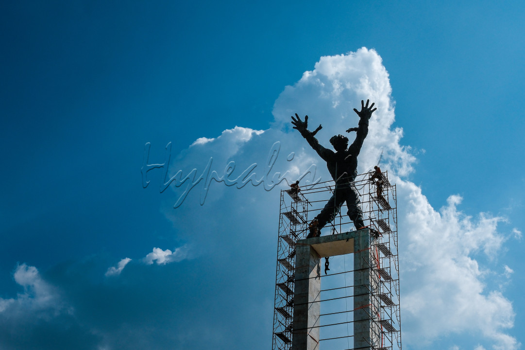 Pekerja sedang merawat Monumen Pembenasan Irian Barat di Lapangan Banteng, Jakarta Pusat, 27 September 2024