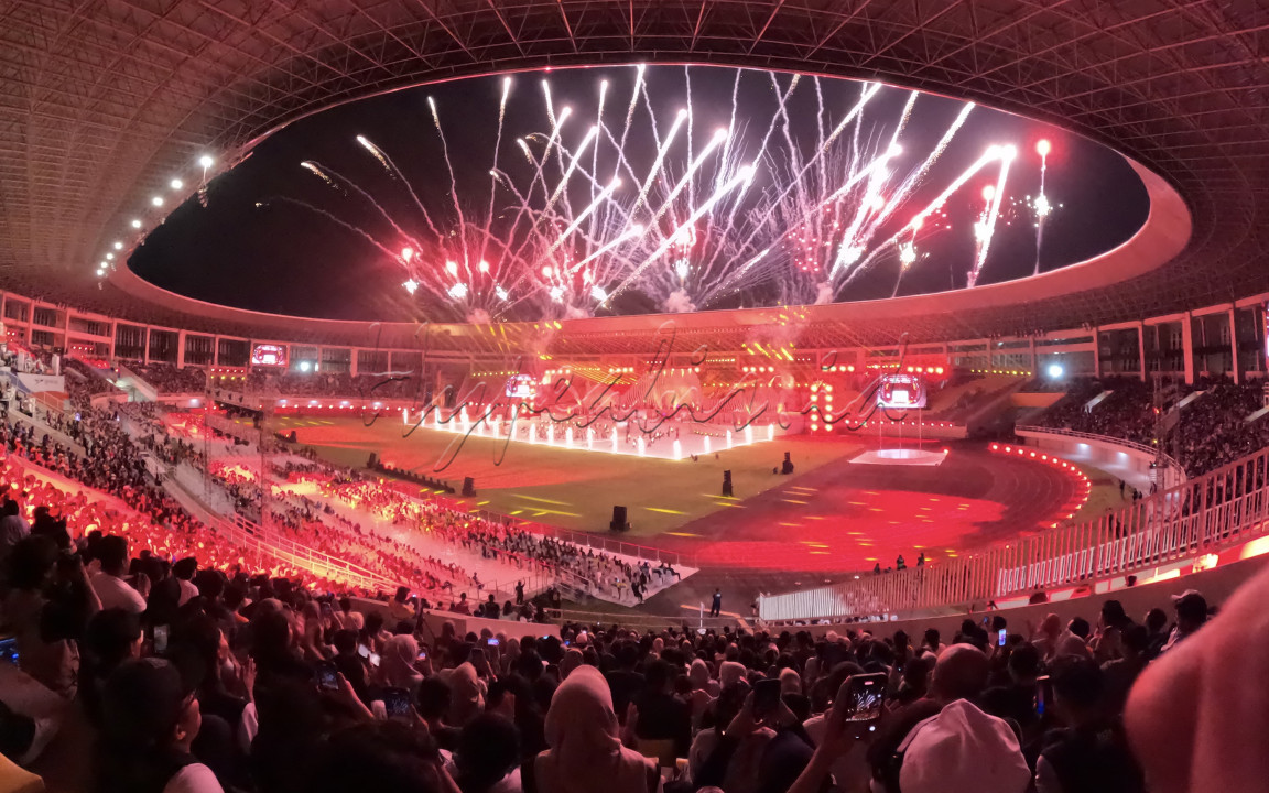 Tampak ceremony penutupan Pekan Paralimpimpiade Nasional atau Peparnas XVII tahuhn 2024 di Stadion Manahan Solo, Jawa Tengah. Peparnas merupakan iven olahraga skala nasional bagi kaum difabel. Stadion Manahan Solo sendiri dibangun telah memenuhi standar Internasional dan sangat ramah difabel.