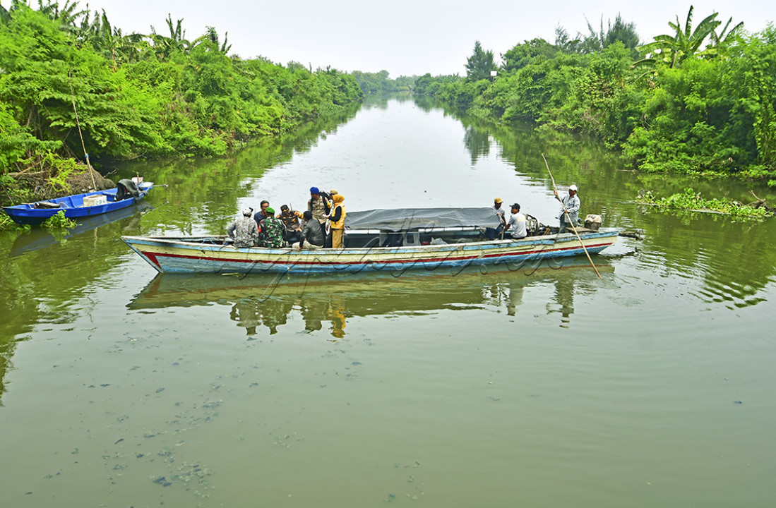 Potret perahu tradisional yang digunakan untuk mendistribusikan logistik Pilkada 2024 di wilayah terpencil, yakni TPS 11 Dusun Pucukan, Desa Gebang, Kecamatan Sidoarjo, Kabupaten Sidoarjo, Selasa (26/11/2024). Butuh waktu sekitar 40 menitan untuk bisa sampai ke lokasi tujuan di ujung timur Kabupaten Sidoarjo tersebut.