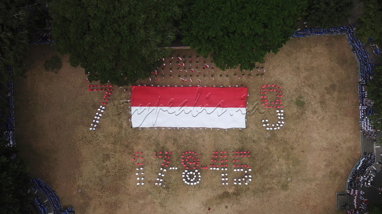 Pelajar membentangkan &nbsp;bendera Merah Putih raksasa di Alun-alun Temanggung, Kabupaten Temanggung, Jawa Tengah, Kamis (8/8/2024). Kegiatan pembentangan bendera Merah Putih berukuran 30 x 15 meter ini diselenggarakan oleh Kodim 0706 Temanggung berkolaborasi dengan SMK Mipha Parakan untuk menyambut hari kemerdekaan RI sekaligus menggugah semangat nasionalisme di kalangan generasi muda.