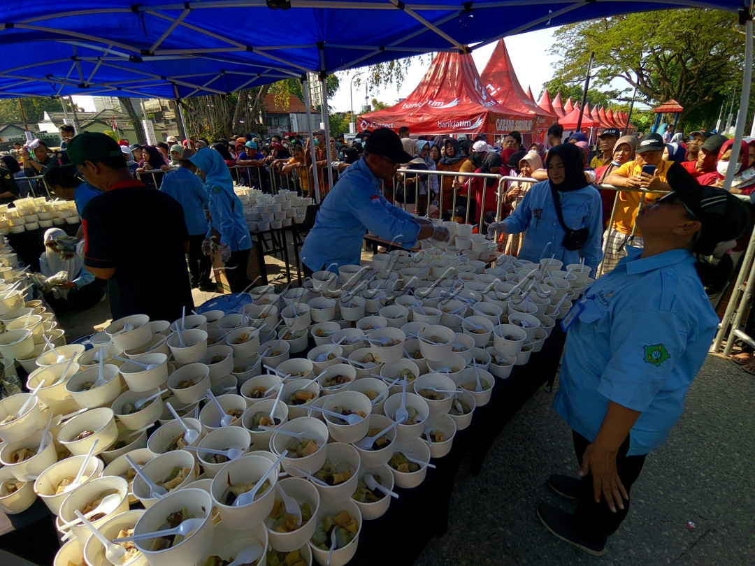 Lontong Cecek/Krecek adalah makanan khas kabupaten Sidoarjo. Lontong Cecek ini di bagikan kepada masyarakat kabupaten Sidoarjo pada pemecahan rekor muri,ada sekitar 1500 lontong Cecek/Krecek yang bakalan dibagikan kepada masyarakat yang hadir di acara rekor muri ini secara gratis.rekor MURI&nbsp;ini akan menjadikan lontong cecek sebagai makanan khas warga Sidoarjo yang dikenal oleh masyarakat Sidoarjo maupun luar Sidoarjo, serta memperkuat&nbsp;identitasnya sebagai warisan kuliner asli daerah itu
