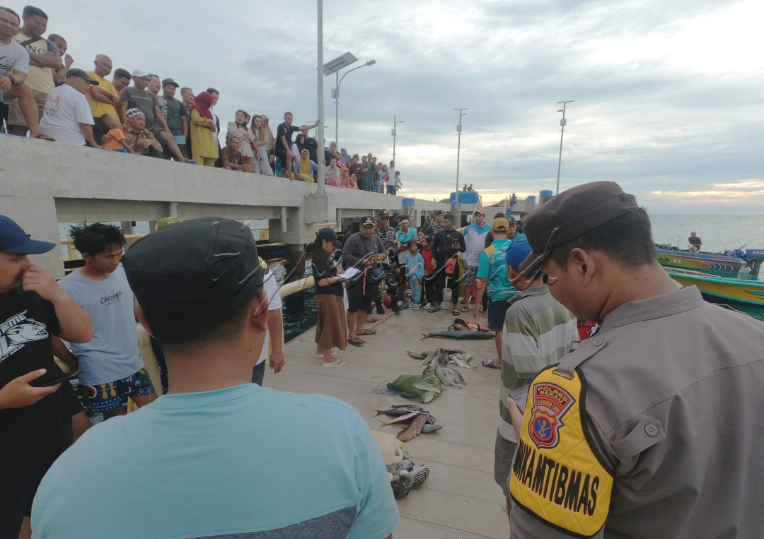 Pemerintah Kampung Pulau Derawan yang terletak di Kabupaten Berau Provinsi Kalimantan Timur di setiap tahun selalu mengadakan acara Pesta Laut dengan berbagai macam perlombaan yang beraktifitas di laut. Salah satunya adalah lomba memancing ikan yang di ikutin oleh masyarakat Pulau Derawan dan sekitarnya yang nantinya hasil dari tangkapan ikan tersebut di kumpulkan dan di timbang beratnya untuk menentukan pemenangnya. Acara Pesta Laut ini bertujuan untuk mempromosikan Wisata Bahari yang ada di Pulau Derawan dan melestarikan kegiatan tradisional karena sebagian masyarakat Pulau Derawan bermata pencaharian sehari-harinya sebagai nelayan. Hasil dari tangkapan ikan tersebut pada malam harinya juga akan di konsumsi bersama masyarakat ataupun wisatawan yang ada di Pulau Derawan.