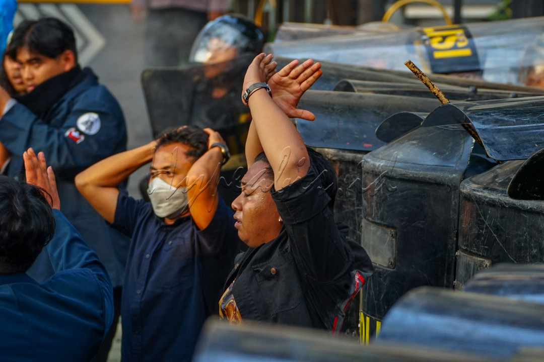STOP!!! Sebuah aksi heroik yang dilakukan saat mahasiswa melakukan demonstrasi dengan melakukan pelemparan batu, maupun benda lainnya. Aksi ini mereka lakukan ssat orasi didepan gedung DPRD Kota Malang. Kasi mahasiswa ini menarik simpatik temen-temen lainnya agar menghentikan kekerasan dengan melakukan pelemparan terhadap polisi