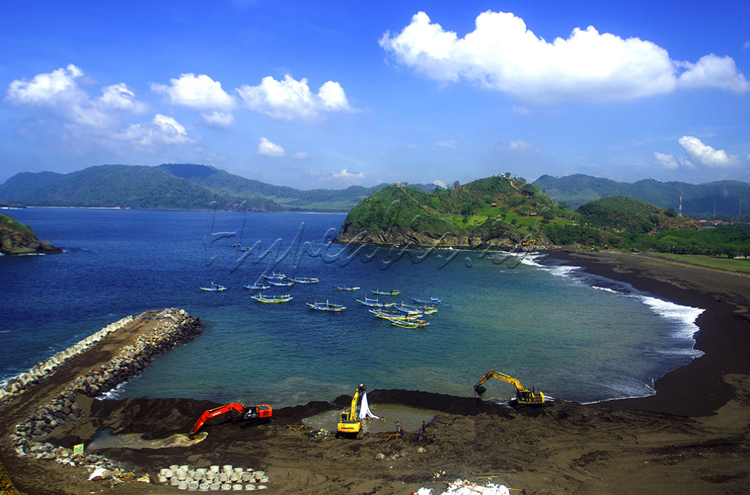 Alat berat dioperasikan untuk mengerjakan pembangunan pemecah ombak di pesisir selatan Pantai Payangan, Desa Sumberejo, Jember, Jawa Timur. Pembangunan pemecah ombak atau break water tersebut bertujuan untuk mengurangi erosi dan abrasi pantai sekaligus untuk memajukan perekonomian masyarakat pesisir baik dari sektor pendapatan nelayan, wisata serta pengelolaan sumber daya alam ekosistem pantai.
