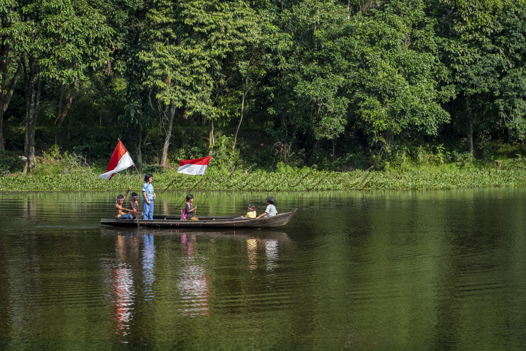 Anak2 desa buluh cina siak hulu kabupaten kampar menyeberang danau untuk mengikuti lomba 17an yang dilaksanakan di kampung seberang.