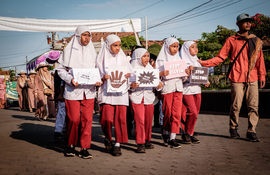 para siswi sekolah dasar menyuarakan tentang sebuah issue yg sedang viral saat ini,yaitu tentang bullying.mereka menuliskan&nbsp; keresahan-keresahan itu diposter disela-sela acara parade budaya ampanyang maulid,dikudus.suara yg dapat menjadi alarm untuk introspeksi dunia pendidikan untuk&nbsp; lebih baik.<br />
agar menciptakan lingkungan serta kegiatan belajar mengajar disekolah aman dan nyaman.