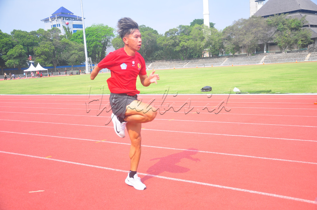 Seorang atlet cabor atletik melakukan latihan menghadapi Pekan Paralimpik Nasional (Peparnas) 2024 di Stadion Sriwedari, Kota Surakarta, Oktober 2024. Semangat para atlet untuk meraih hasil terbaik tampak dalam even bergengsi tersebut&nbsp;