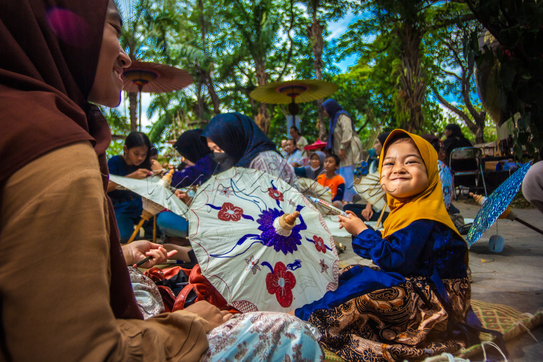 Potrait seorang anak yang berpartisipasi dalam acara festival Payung Indonesia, hal ini merupakan sebuah langkah untuk mengenalkan budaya dan juga karya kepada anak bangsa.
