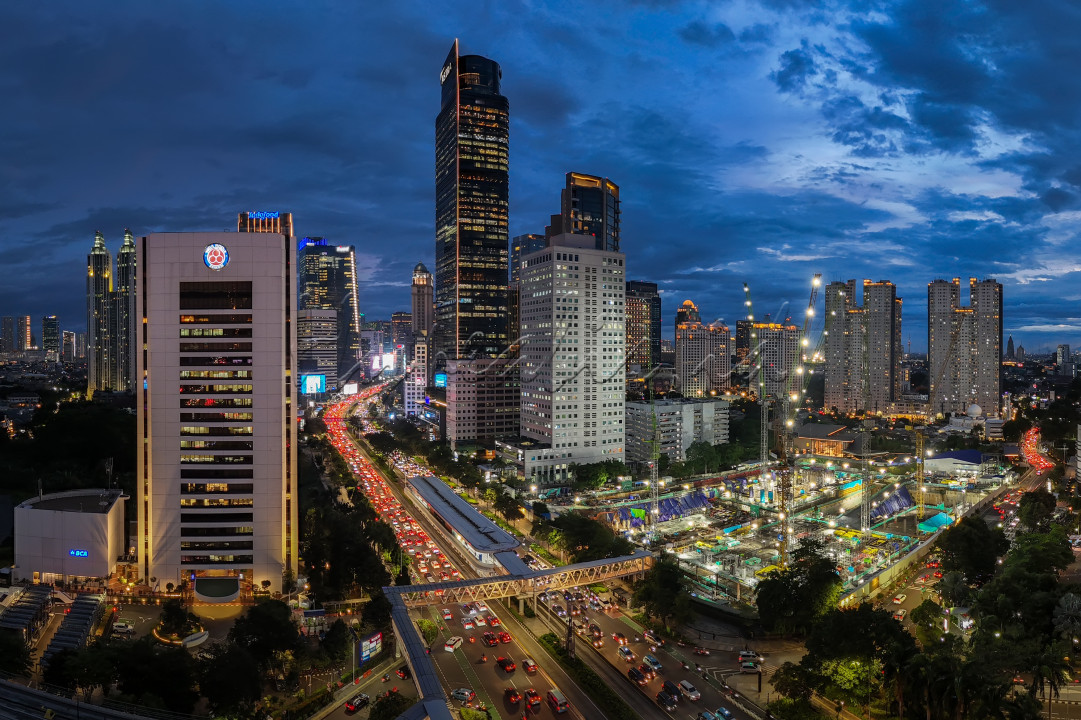 Pekerja sedang bekerja pada malam hari di sebuah proyek di&nbsp; kawasan Duku Atas, Jakarta Pusat&nbsp; pada 29 November, 2024