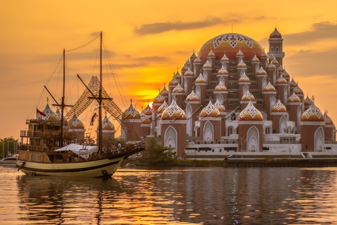 Sebuah kapal Pinisi yang berada di Makkasar ini merupakan sebuah bentuk memajukan wisata di Indinesia. Dengan adanya kapal Pinisi ini mampu menjadikan daya tarik wisatawan untuj datang dan berlayar di Makassar.