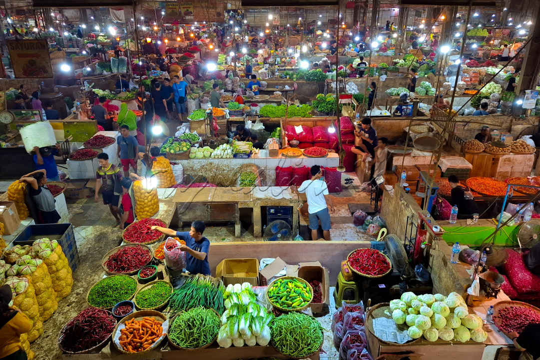 Pasar adalah salah satu sektor yang berperan dalam pertumbuhan ekonomi negeri. Pasar tidak hanya menyediakan barang-barang kebutuhan sehari-hari, tetapi juga menjadi tempat interaksi sosial dan budaya.&nbsp;
<div>&nbsp;</div>

<div>Pasar juga menjadi sumber penghasilan bagi jutaan pedagang dan juga produksi barang dan jasa, serta memicu pertumbuhan sektor industri yang sekaligus menciptakan lapangan kerja.&nbsp;</div>
