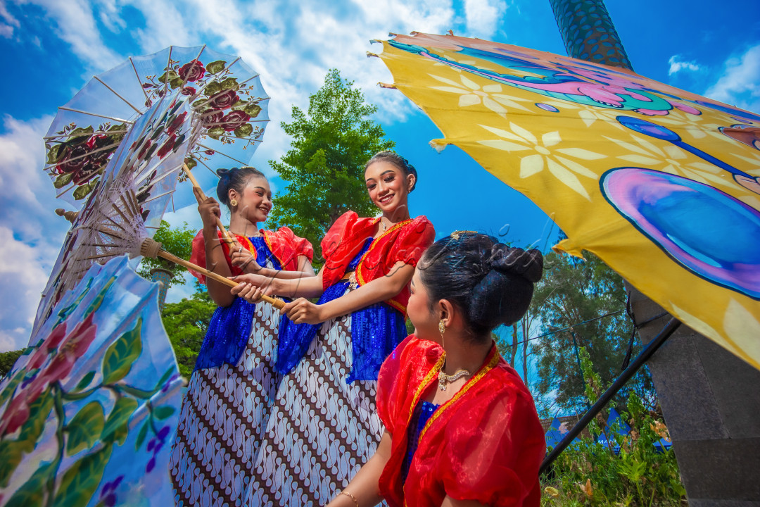 Penari payung yang telah usai tampil di acara Festival Payung Indonesia, hal ini adalah sebuah bentuk gelora semangat putra putri bangsa untuj ikut andil dalam melestarikan budaya.
