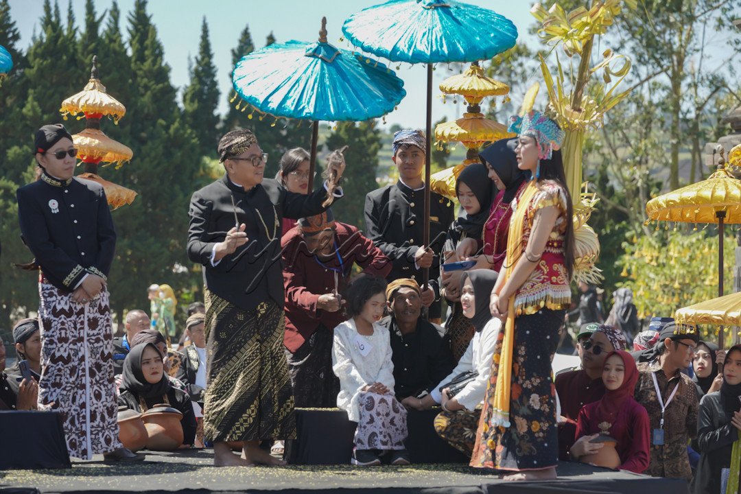Dieng Culture Festival atau Festival Dieng merupakan pertunjukan yang memadukan keindahan alam, keunikan budaya, dan tradisi di Dataran Tinggi Dieng. Sekaligus mengembangkan potensi desa melalui pariwisata berbasis komunitas. Uniknya, Dieng Culture Festival memiliki rangkaian cukur rambut gimbal sambil diramaikan dengan pagelaran kesenian Jazz Atas Awan dan penerbangan lampion.