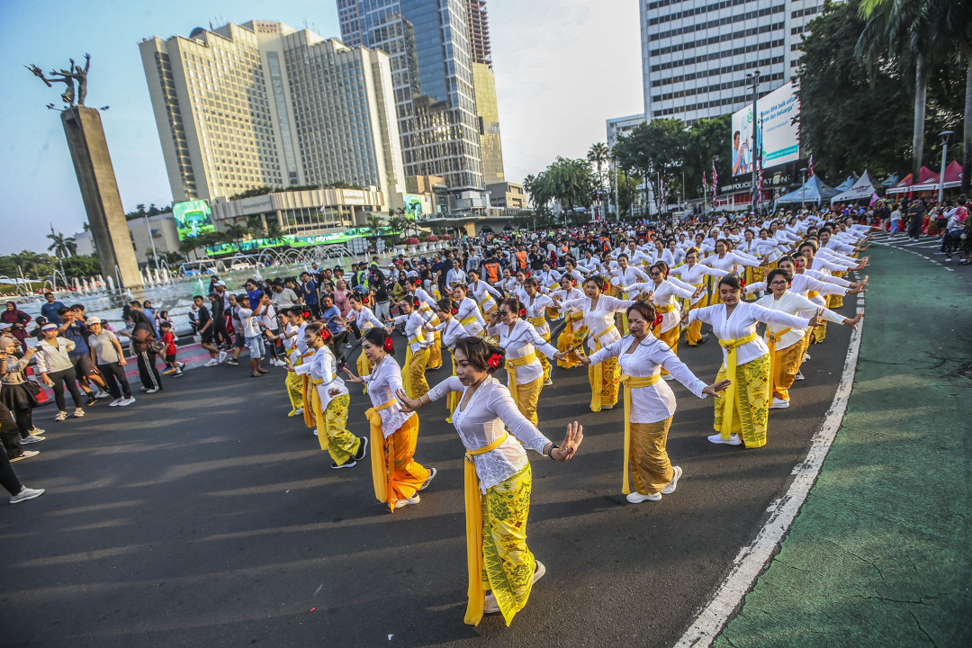 LESTARIKAN BUDAYA BERKEBAYA<br />
<br />
Puluhan perempuan melakukan Flash Mob tarian budaya dan poco poco dalam rangka menyambut Hari Kebaya Nasional bertema &ldquo;Lestarikan Budaya dengan Bangga Berkebaya&rdquo;. di kawasan Bundaran HI, Jakarta, Minggu (14/7/2024). FOTO : DWI PAMBUDO<br />
&nbsp;