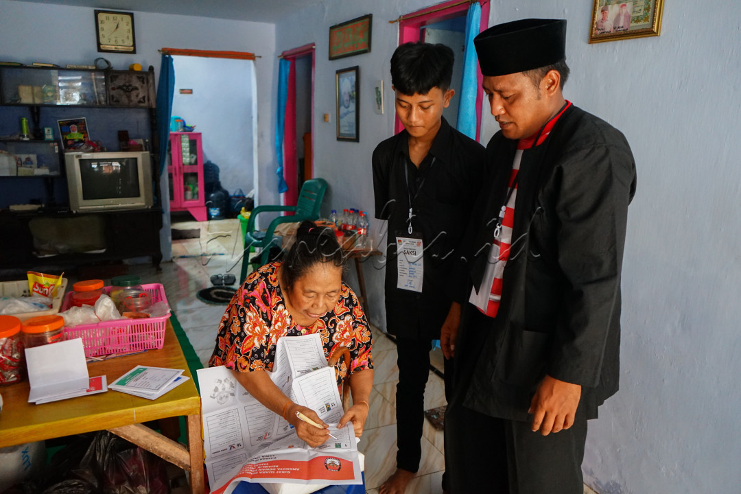 Pesta demokerasi dimulai semua orang berhak menggunakan suaranya untuk memilih pemimpinnya atau wakil rakyatnya.<br />
Salah satunya adlah lansia yang tidak bisa hadir secara langsung ditempat pemilihan, para petugas dan saksi pun menghampiri secara langsung ke rumah orang-orang tertentu agar dapat menggunakan hak suaranya