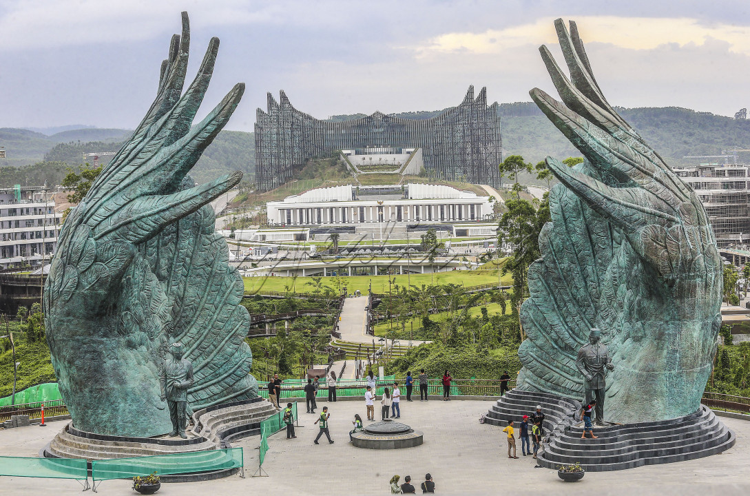 Pembangunan Memorial Park IKN<br />
<br />
Proses kontruksi pembangunan Memorial Park Ibu Kota Nusantara (IKN) di Kalimantan Timur, Senin (7/10/2024). IKN dibangun untuk mencapai target Indonesia sebagai negara maju, sesuai Visi Indonesia 2045 menjadi negara berdaulat, maju dan berkelanjutan. Dirancang untuk menjadi kota pintar yang berkelanjutan, menggabungkan teknologi modern dengan prinsip pelestarian lingkungan mengubah orientasi pembangunan menjadi Indonesia-sentris, serta mempercepat Transformasi Ekonomi Indonesia. FOTO :DWI PAMBUDO<br />
&nbsp;