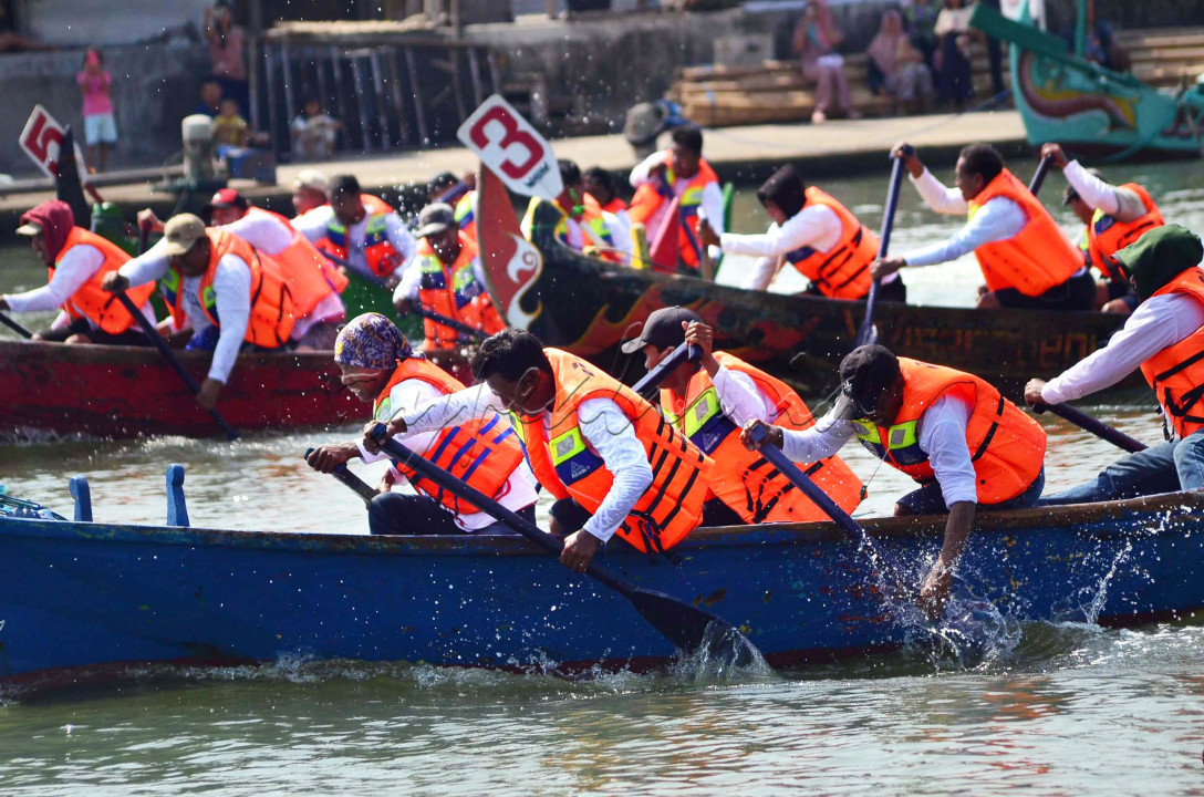 &nbsp;Sejumlah nelayan beradu cepat mendayung perahu yang biasa digunakan untuk mencari ikan di Kawasan Tambaklorok Semarang, Sabtu (10/8/2024). Kegiatan yang digelar di kawasan tersebut, untuk memeriahkan peringatan HUT ke-79 Kemerdekaan RI sekaligus menghidupkan pariwisata di wilayah itu.