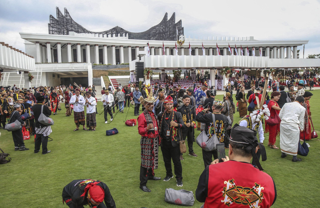 PAKAIAN ADAT HUT RI DI IKN<br />
<br />
<br />
tamu undangan menggunakan pakaian adat berswa foto usai pengibaran duplikat Bendera Pusaka dalam upacara Peringatan Detik-detik Proklamasi Kemerdekaan Republik Indonesia (RI) di lapangan upacara Istana Negara Ibu Kota Nusantara (IKN), Penajam Paser Utara, Kalimantan Timur, Sabtu (17/8/2024). Upacara dalam rangka hari ulang tahun (HUT) ke-79 RI tersebut mengusung tema Nusantara Baru Indonesia Maju. FOTO : DWI PAMBUDO<br />
&nbsp;