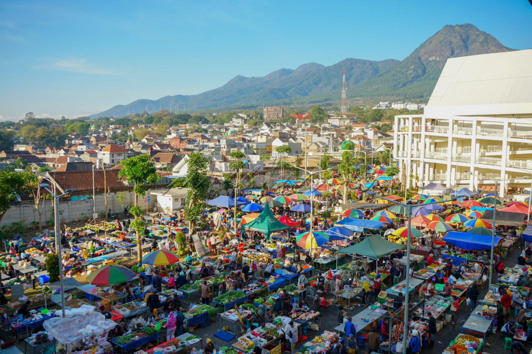 Pasar Among Tani Kota Batu<br />
Pasar Induk Among Tani di Kota Batu, Provinsi Jawa Timur yang telah diresmikan oleh Presiden RI Joko Widodo (Jokowi) pada Kamis (14/12/2023), dinilai tertata bagus dan memberikan manfaat bagi para pedagang di sana. Sejumlah pedagang mengaku dengan dibangunnya pasar tersebut, penjualan mereka turut meningkat.<br />
Pasar Induk Among Tani di Kota Batu untuk meningkatkan fasilitas perdagangan dan kenyamanan pedagang serta pengunjung. Renovasi ini mencakup peningkatan infrastruktur pasar, seperti sistem drainase, sanitasi, dan aksesibilitas, guna menciptakan lingkungan yang lebih modern dan bersih. Upaya ini bertujuan untuk mendukung pertumbuhan ekonomi lokal melalui peningkatan kualitas pasar tradisional yang lebih tertata dan ramah lingkungan. Dalam hal ini kementrian PUPR berperan dalam konstruksi Pasar Among Tani kota Batu.