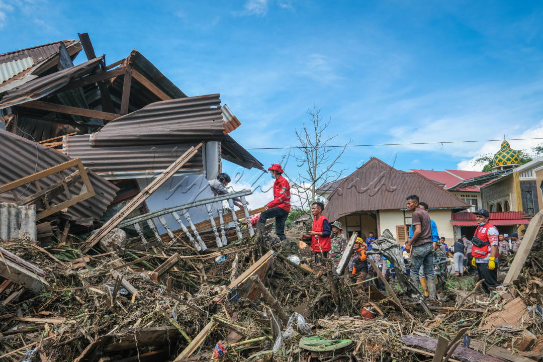 Tim Relawan dan TNI/POLRI melakukan evakuasi korban banjir laharbdingin gunung marapi di Sumatera Barat.