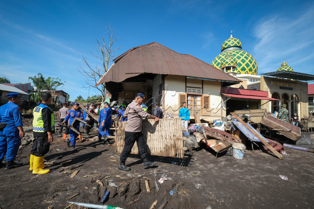 Tim Relawan dan TNI/POLRI melakukan evakuasi korban banjir laharbdingin gunung marapi di Sumatera Barat.