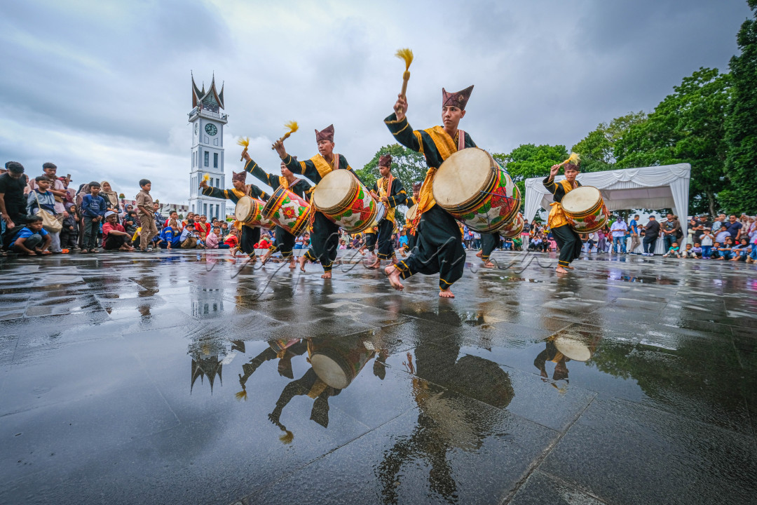 Para pemuda memainkan alat musik Gandang Tansa dalam upaya pelestarian alat musik tradisional minangkabau.
