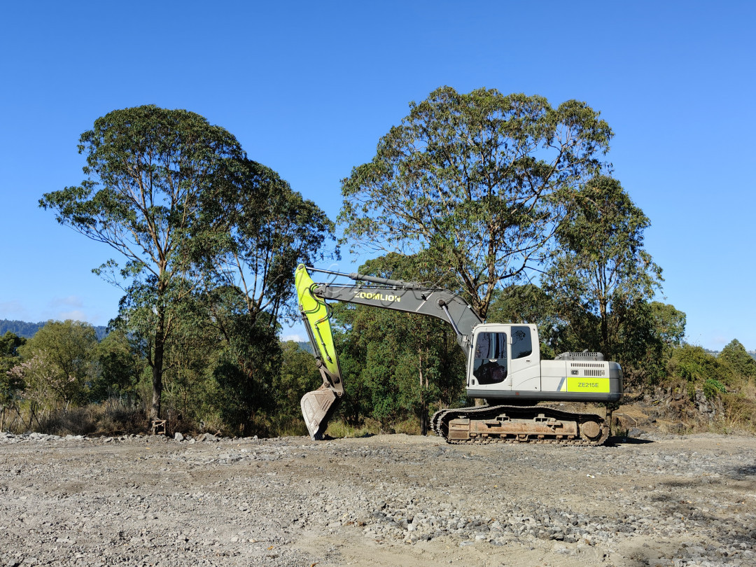 Di tengah hamparan tanah luas dan alam yang tenang, sebuah excavator bekerja tanpa henti, menjadi simbol dari semangat tak kenal lelah untuk membangun masa depan. Dengan setiap gerakannya, ia mengukir harapan dan pondasi bagi kemajuan bangsa. Di bawah langit yang cerah, inilah potret kerja nyata untuk mewujudkan mimpi negeri yang lebih maju dan sejahtera.