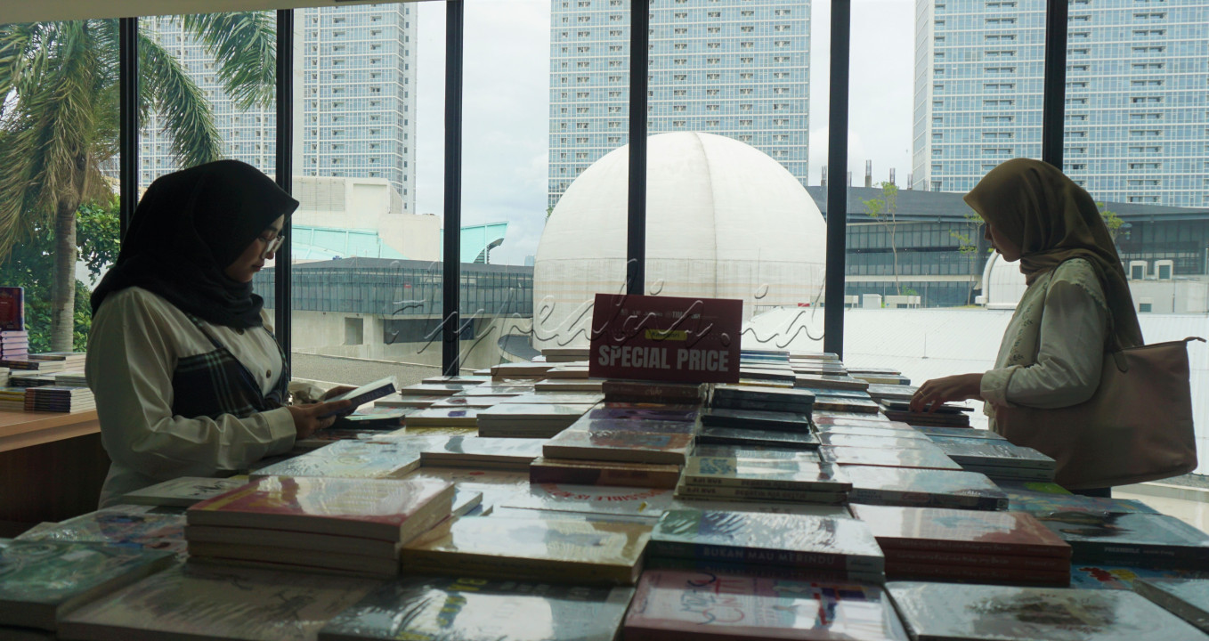 Pengunjung membaca buku yang dipajang pada TIM Book Festival di Taman Ismail Marzuki (TIM), Jakarta, Rabu (4/12/2024). Pameran buku ini dijadwalkan berlangsung hingga 22 Desember 2024.