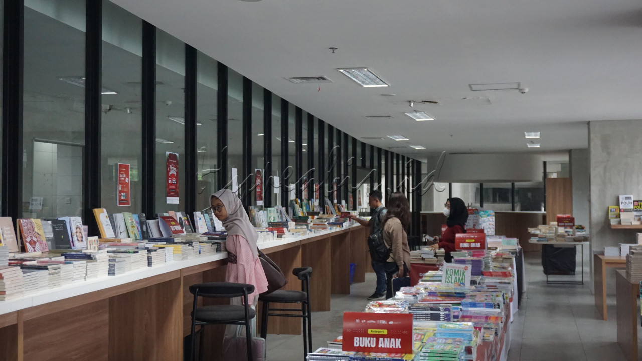 Pameran yang menghadirkan bermacam buku mulai dari novel, agama, dan satra ini diselenggarakan untuk meningkatkan minat baca masyarakat.&nbsp;