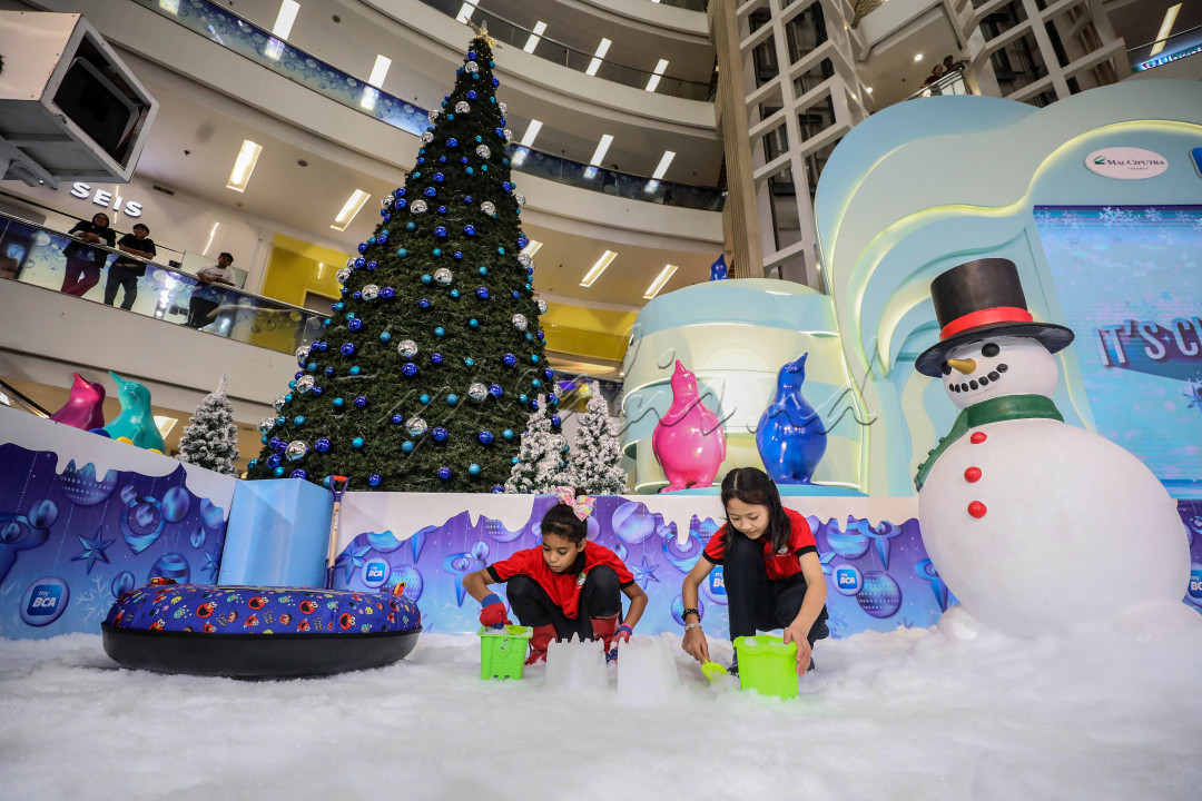 Anak-anak Panti Asuhan Vincentius Puteri bermain di s<em>now playground</em>, Mal Ciputra, Jakarta, Sabtu (7/12/2024). Pusat perbelanjaan tersebut menyambut momen Natal 2024 dan Tahun Baru 2025 dengan menghadirkan acara bertema <em>It&rsquo;s Christmas Time</em> yang berlangsung hingga 5 Januari 2025.<br />
<br />
&nbsp;