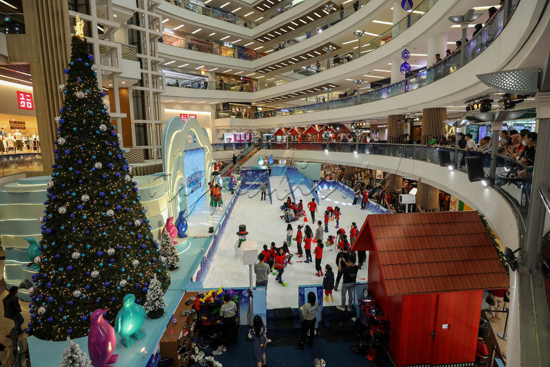 Selama kegiatan berlangsung para pengunjung disuguhi berbagai hiburan seperti c<em>hristmas show, marching band,</em> dan <em>Santa Claus</em> serta permainan di s<em>now playground</em>.&nbsp;