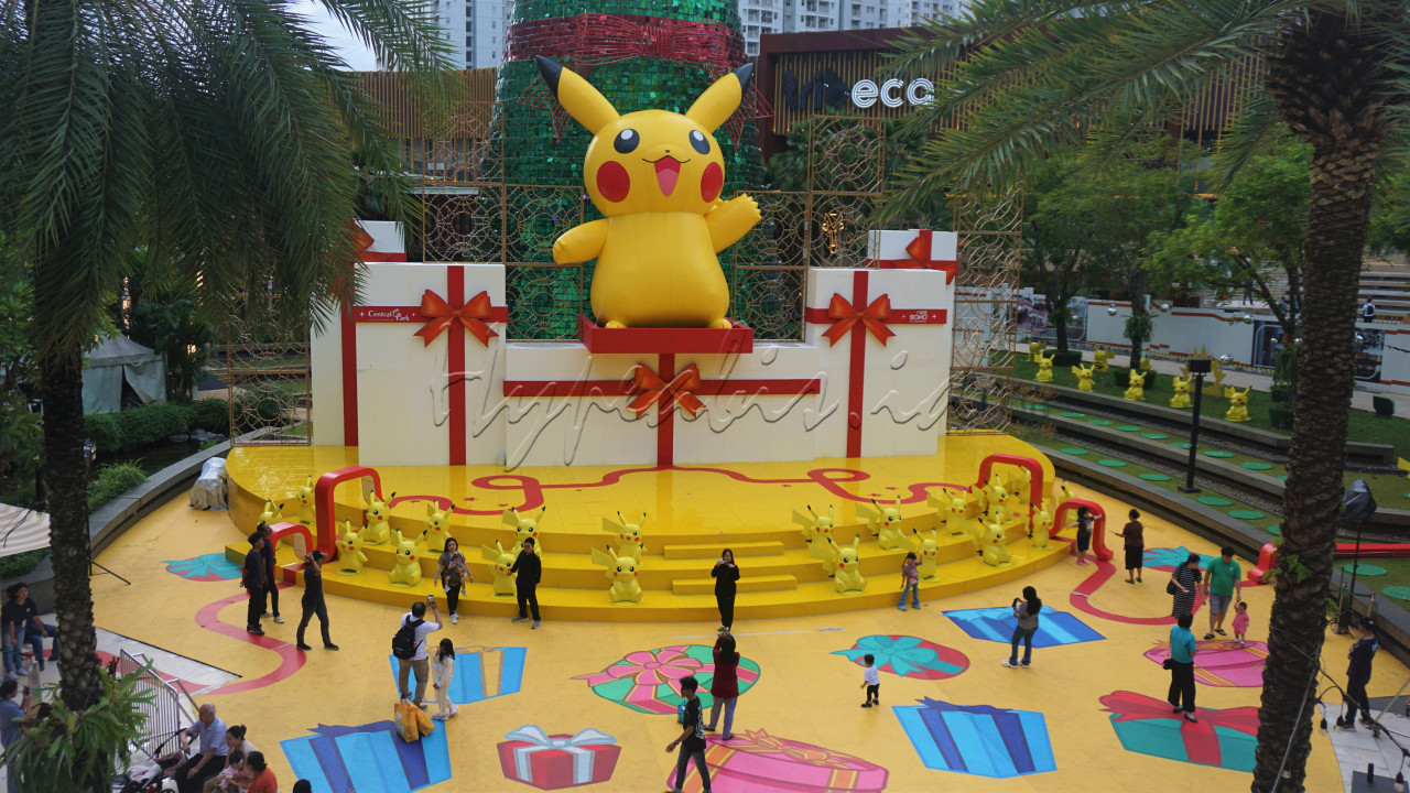 Pengunjung berfoto di area instalasi Pokemon yang menjadi wajah baru di Tribeca Park, Central Park Mall, Jakarta, Selasa (10/12/2024).&nbsp;