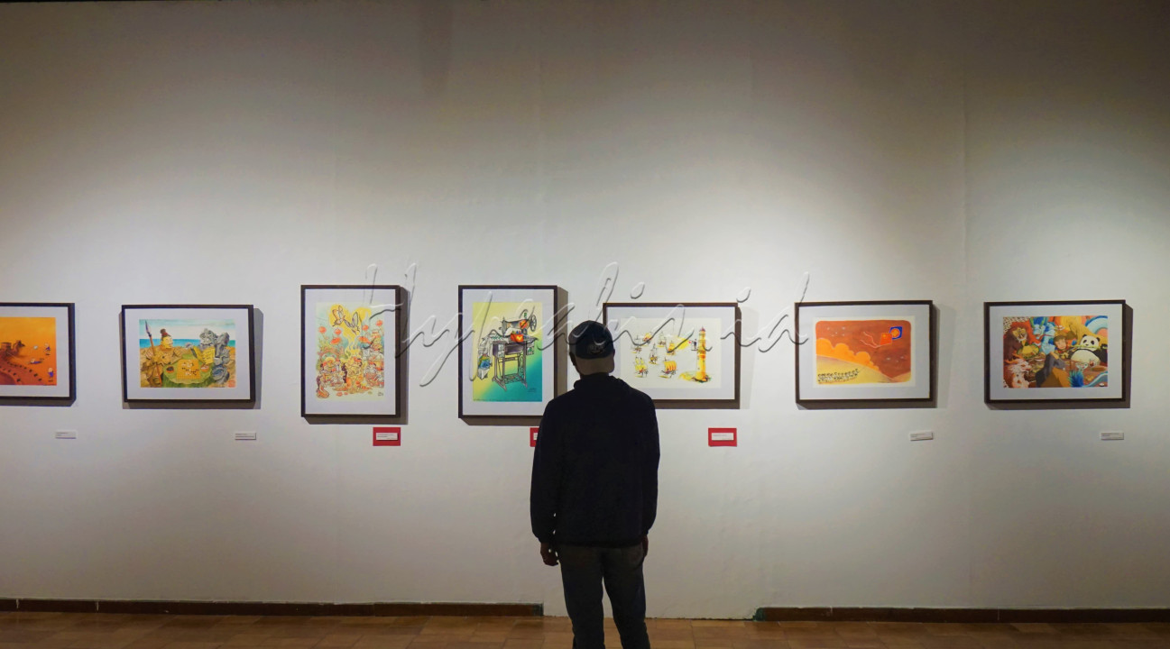 Pengunjung mengamati karya dari para pemenang Kontes Kartun dan Komik Internasional Asean-China 2024 di Bentara Budaya Jakarta.