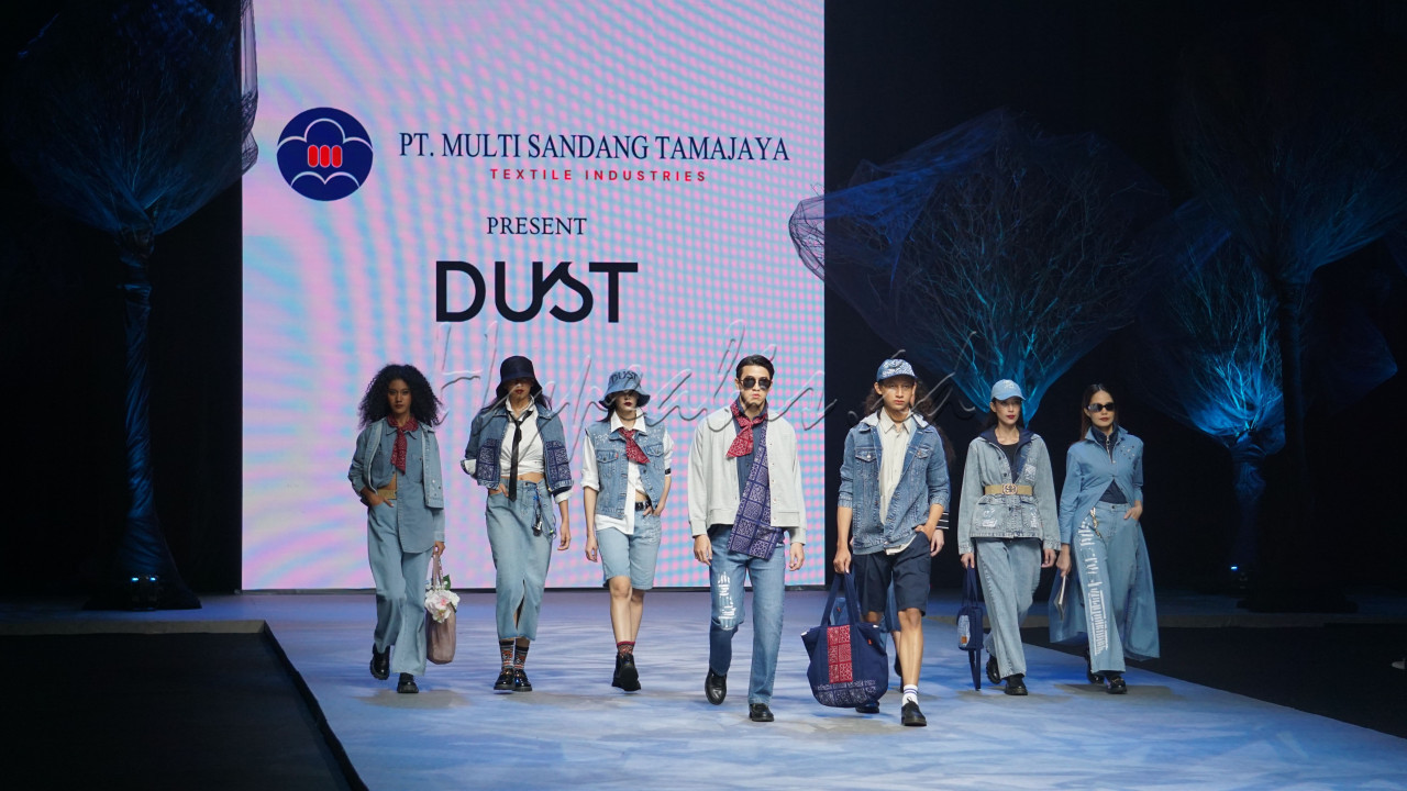 Model mengenakan busana salah satu perancang pada ajang Spotlight 2024 di Jakarta Convention Centre, Senayan, Jakarta. Kegiatan ini&nbsp;menjadi panggung utama untuk menampilkan keindahan wastra dan kreativitas desainer Tanah Air.&nbsp;
