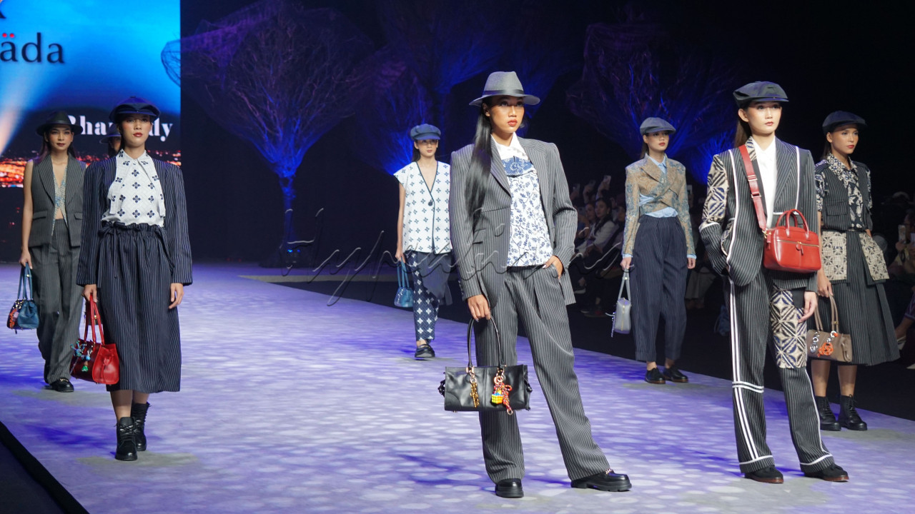 Spotlight 2024 menjadi wadah untuk mempromosikan fesyen lokal yang kompetitif di pasar global sekaligus mengedepankan konsep <em>upcycling </em>dengan memanfaatkan limbah tekstil menjadi karya bernilai tinggi.