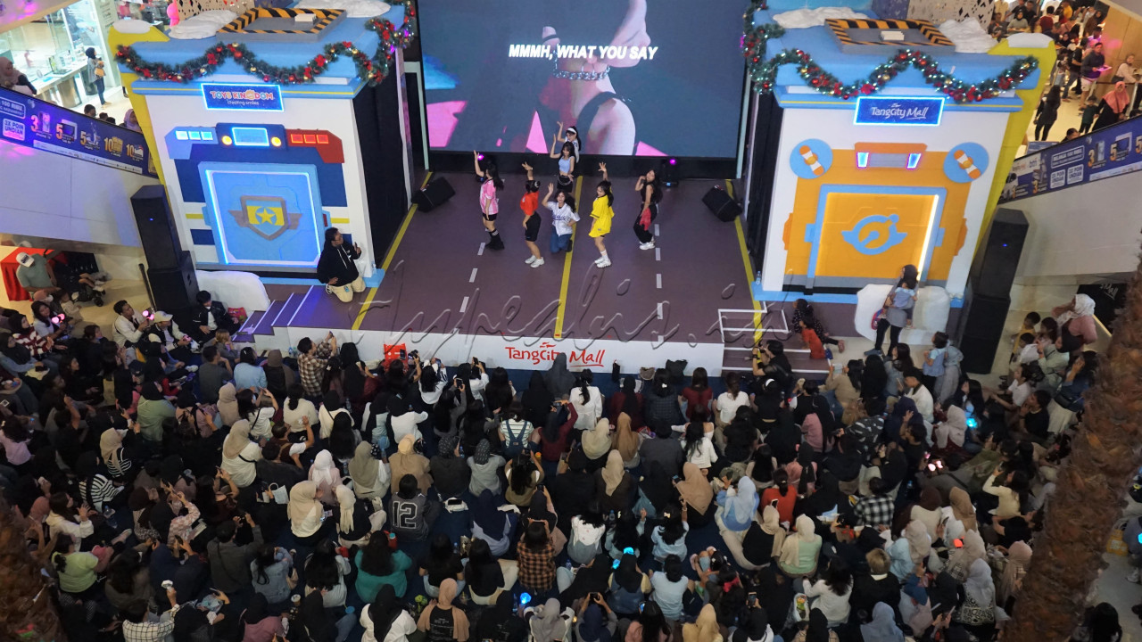 Kpopers menyaksikan penampilan dari <em>cover group </em>pada&nbsp;acara Tangcity Noraebang Party 2024, di Tangerang, Banten, Sabtu (14/12/2024).