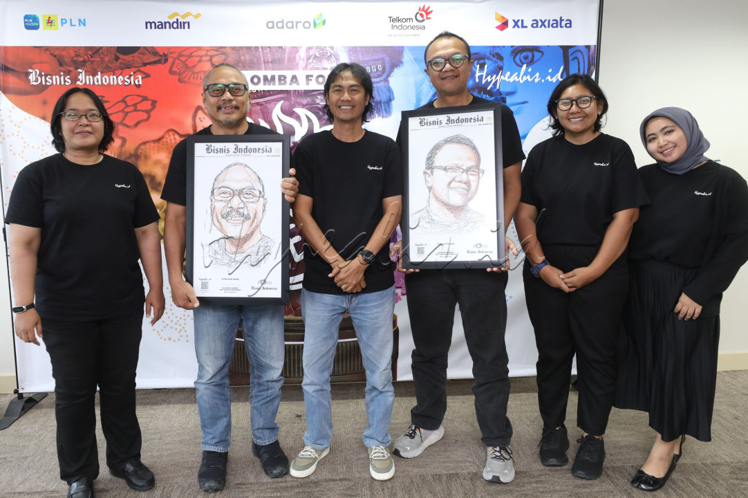 Setelah proses kurasi pemilihan pemenang sudah selesai, tiba saatnya para tim dewan juri bersama dengan General Manager Content Hypeabis.id Diena Lestari dan Ketua Pelaksana Lomba Foto Fanny Kusumawardhani berfoto bersama sebagai simbolisasi telah selesainya proses penjurian lomba foto Gelora Membangun Negeri.&nbsp;<br />
<br />
Editor : Yayus Yuswoprihanto<br />
&nbsp;