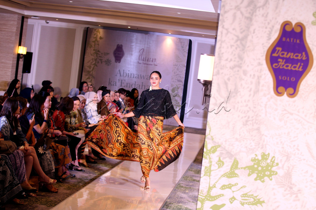 Peragawati mengenakan busana koleksi rumah batik legendaris asal Kota Solo, Batik Danar Hadi, pada peragaan busana di Bandung, Jawa Barat, Jumat (13/12/2024).&nbsp;Mengangkat tema Abinawa Ka'endahan, busana batik tersebut dibuat dengan mengutamakan keindahan dalam kekayaan ragam budaya Nusantara perpaduan dari Jawa Tengah dan Jawa Barat.<br />
&nbsp;