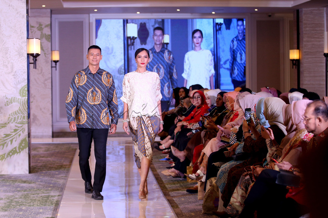 Motif batik ini diaplikasikan ke dalam bahan sutra dan katun serta diberi sentuhan bahan <em>tulle chiffon</em> dan <em>crepe. </em>Busana dengan nuansa warna-warna solid dan lembut tersebut ditampilkan<em>&nbsp;</em>dengan potongan modern dan berkelas berbentuk <em>blouse, dress, outer, skirt </em>dan <em>pants.</em><br />
&nbsp;