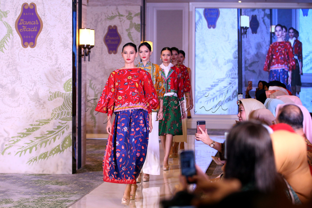 Dengan desain kontemporer yang tetap mempertahankan nilai-nilai tradisional, Abinawa Ka&rsquo;endahan membawa batik lebih dekat sebagai bagian dari gaya hidup sehari-hari.&nbsp;<br />
<br />
Editor : Yayus Yuswoprihanto